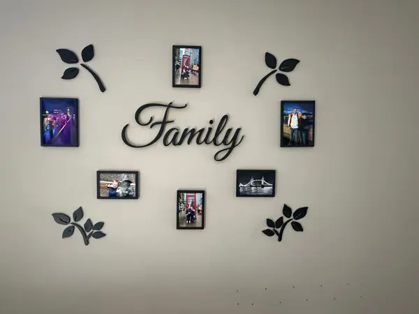 Décoration Murale 3D « Family » – Lettrage Calligraphique & Motifs Végétaux